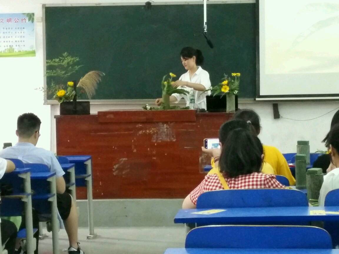 高级花艺师胡纠纠在授课