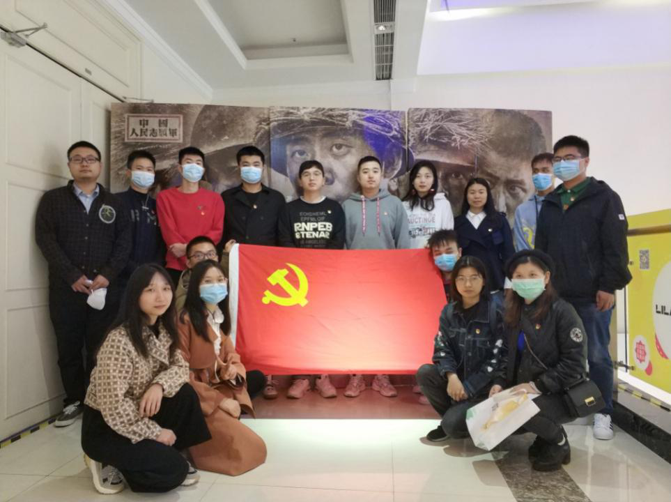 图为影片结束后党员合影留恋