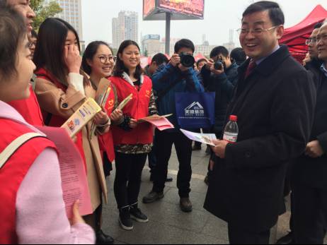 (陈蕾副市长与我院志愿者们亲切交谈)