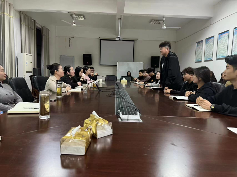 (主席团以及部长自我介绍)