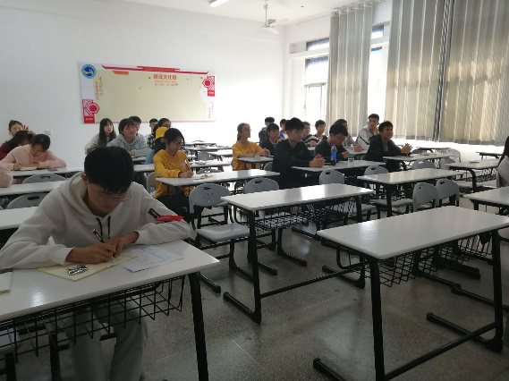 (易班工作站成员认真听发言人发言)
