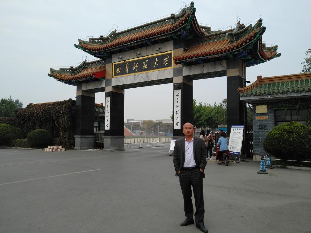 曲阜师大校门