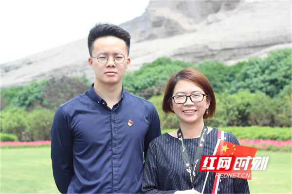 聂时君和学生党员尹先和参加党员活动。