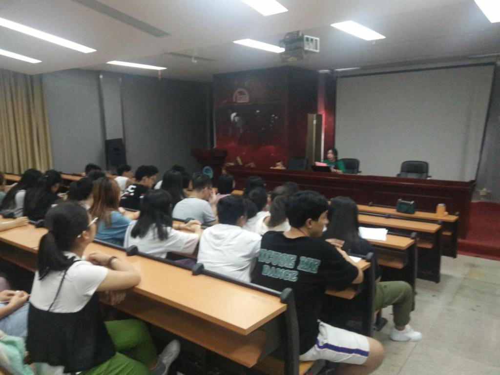 教研室主任谭娟在动员大会上讲解外出的准备工作