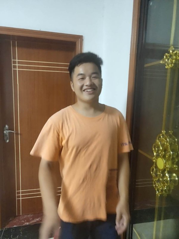 (收到录取通知后的彭梁超笑容绽放)