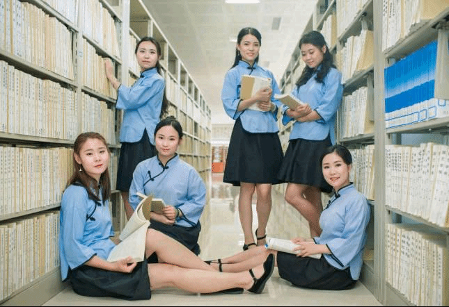 (图2:法学院“五朵金花”寝室合照)