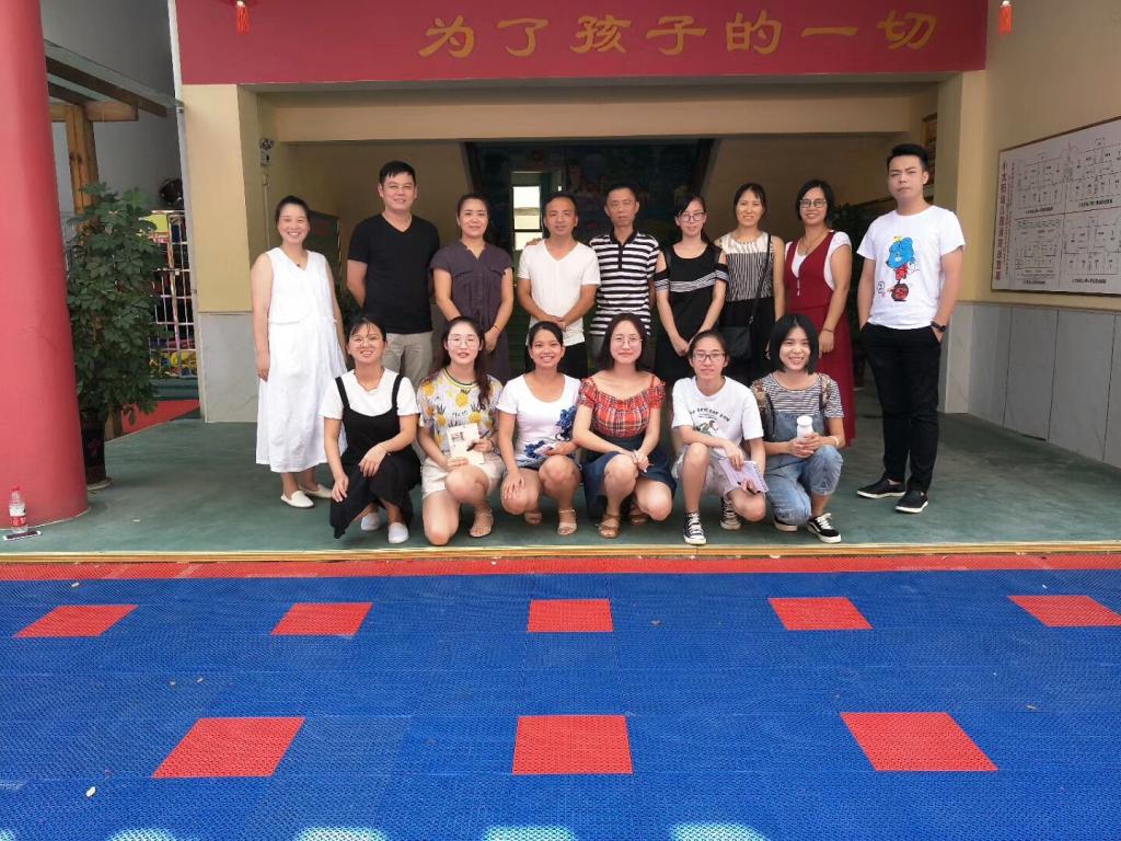 艺芳教育集团幼儿园实习队部分师生与集团负责人合影