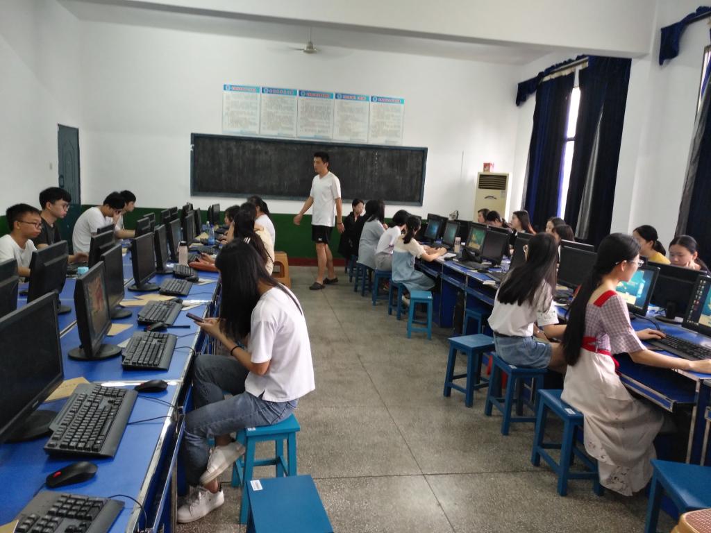 指导员李佳认真授课