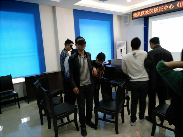 图为“盲人与拐杖”游戏现场
