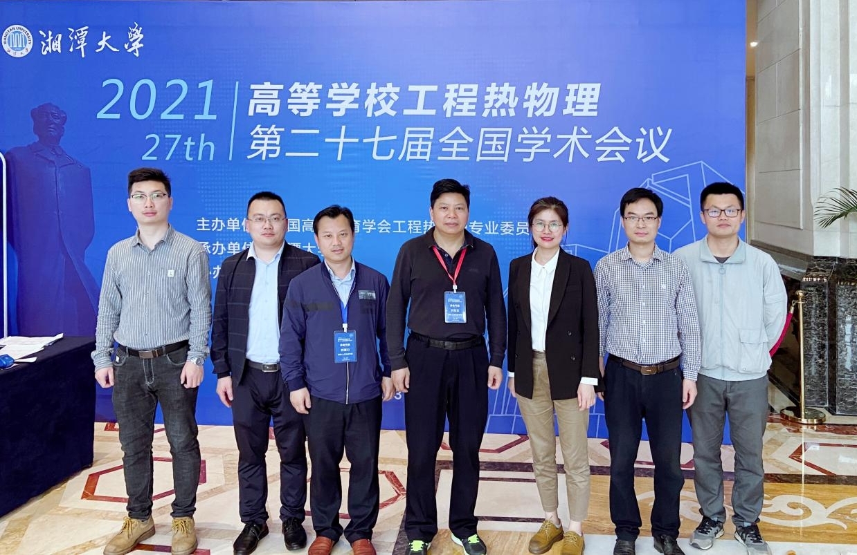 刘和云教授与参会教师合影