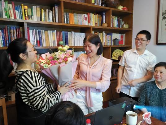 说明:D:\彭玲相关照片\讲座后学生向彭玲老师献花.jpg