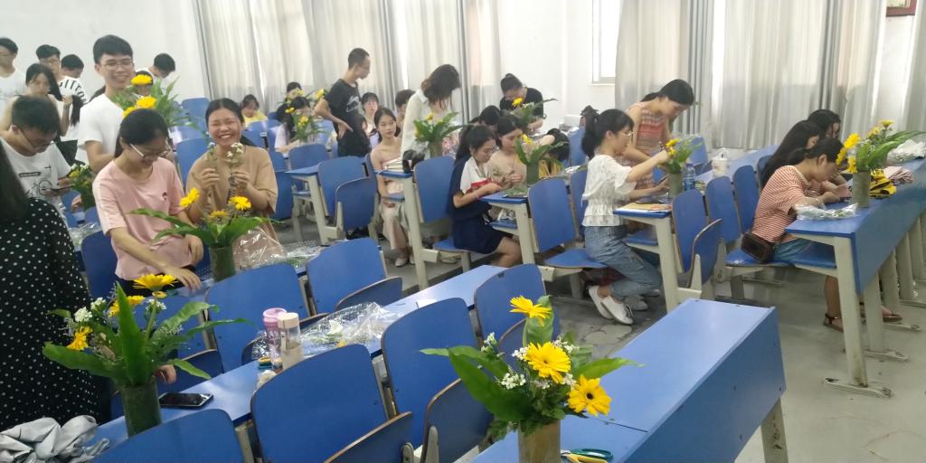 学生插花实训现场