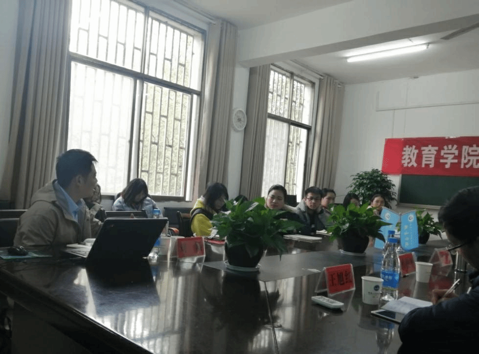 创新创业沙龙刘颖与同学正在交流