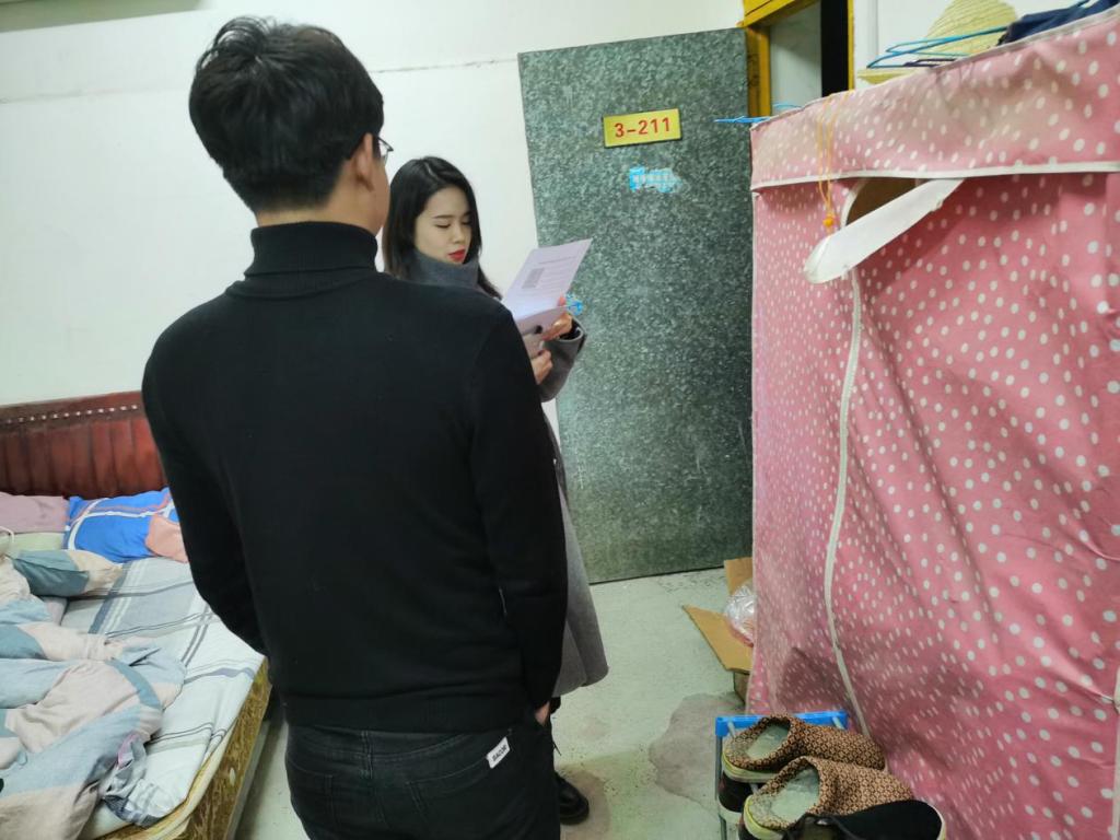 图三 生活部副部长在为同学们进行防火防盗防诈骗宣传