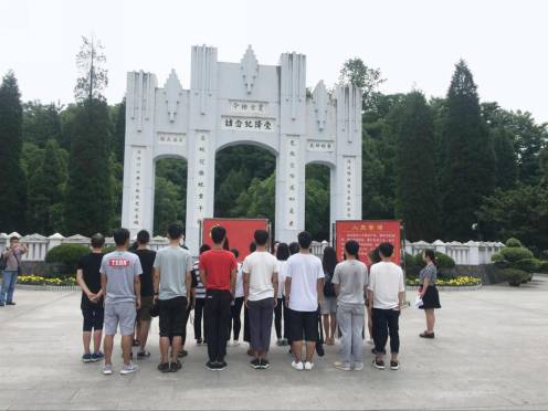 新党员代表李婧怡发言