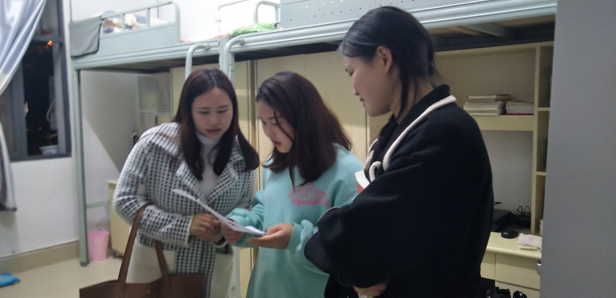 图为研究生部领导、老师为同学宣传防汛知识