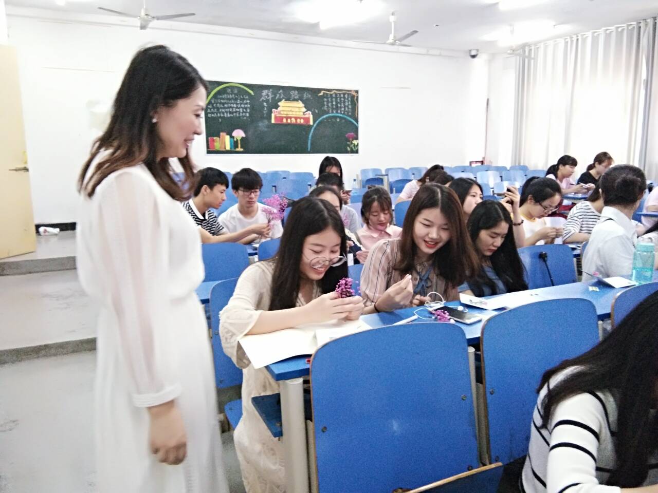 姚艳老师指导学生插花