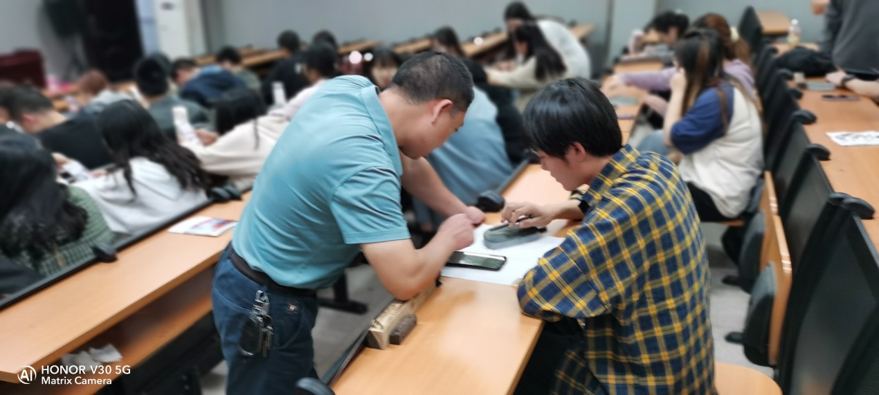 胡老师指导砚池雕刻