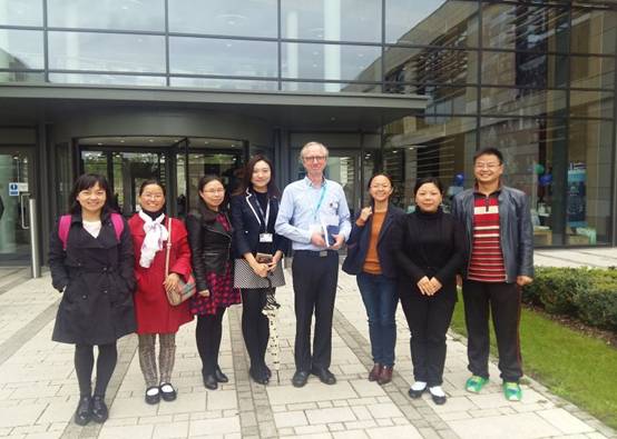 学前教育专业赵艳红博士等六位老师和巴斯斯巴大学教育学院负责人ALAN.HOWE及国际合作办公室孙梦蝶老师在巴斯斯巴大学的主教学楼前合影