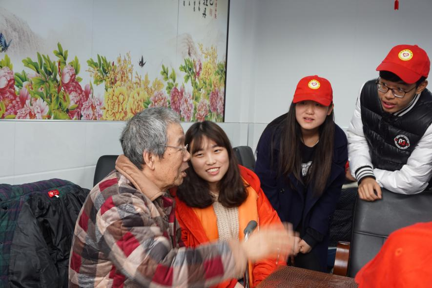 陪老人聊天