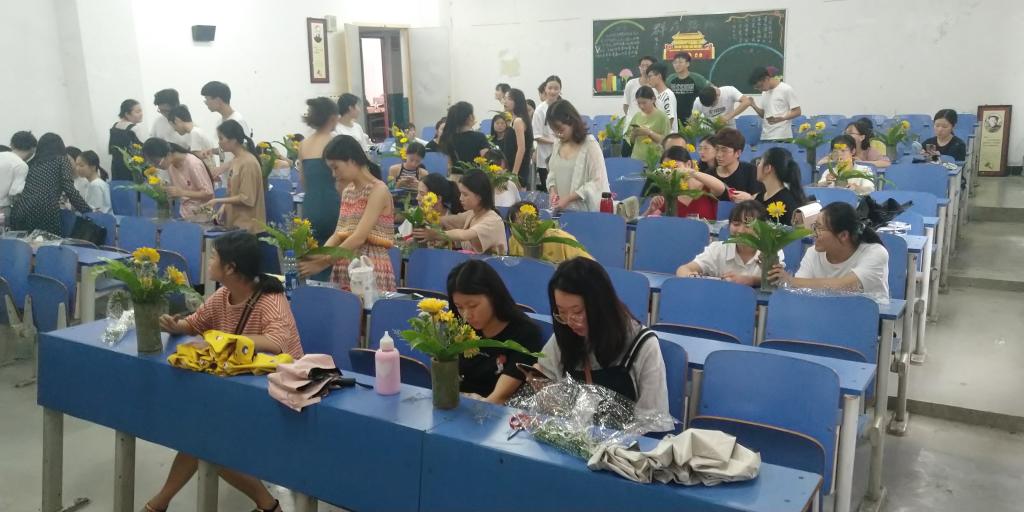 学生插花实训现场