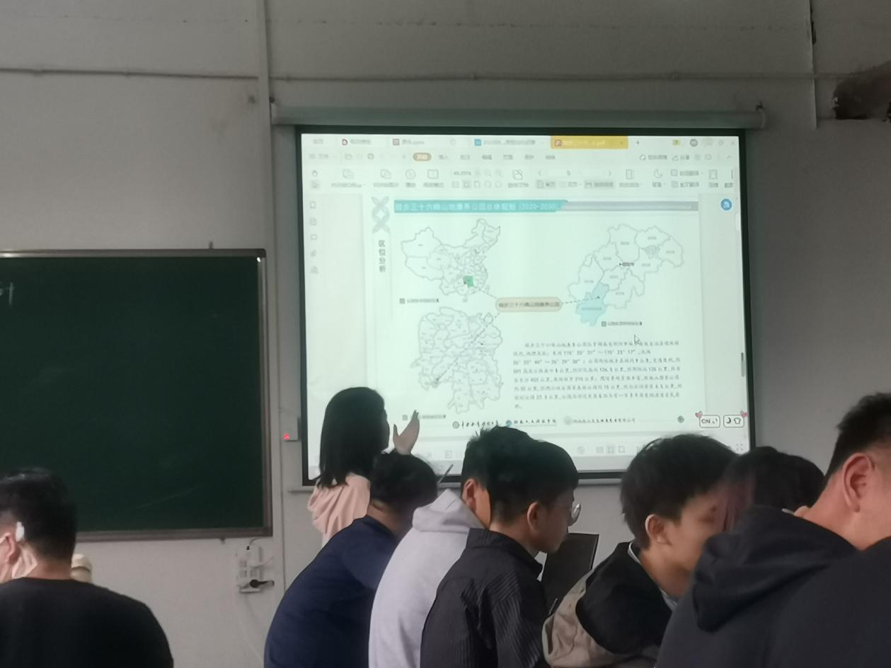 杨老师在负102教室的授课现场