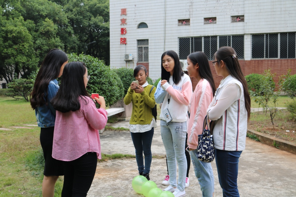 同学们积极讨论问题
