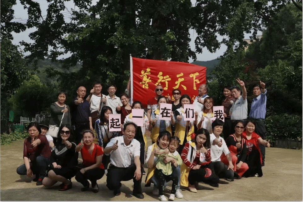 图中参加活动的师生为徐建东、舒佩伦、黄婵、曾小菊、陈思阳、王珍、田洋