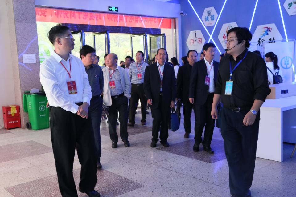 工作人员带领专家进入匠成楼参观