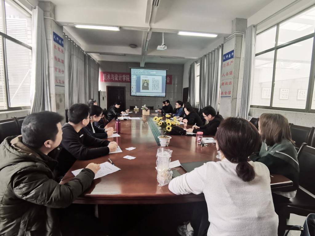 评委在认真听取选手说课
