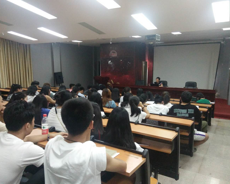 陆序彦副院长在动员大会上讲解外出的安全问题事宜