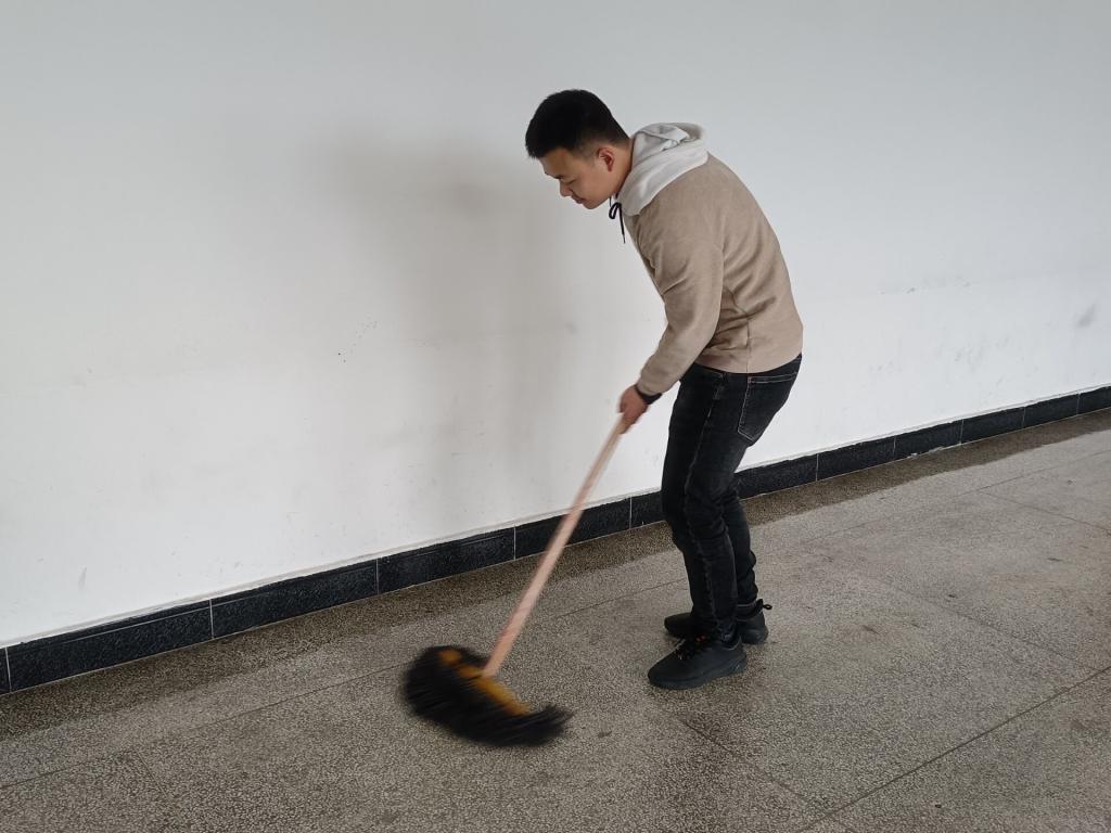 打扫卫生照片学生图片