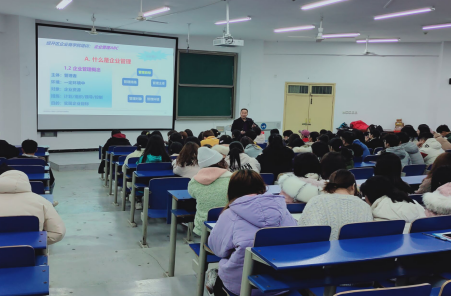 同学们认真听讲座