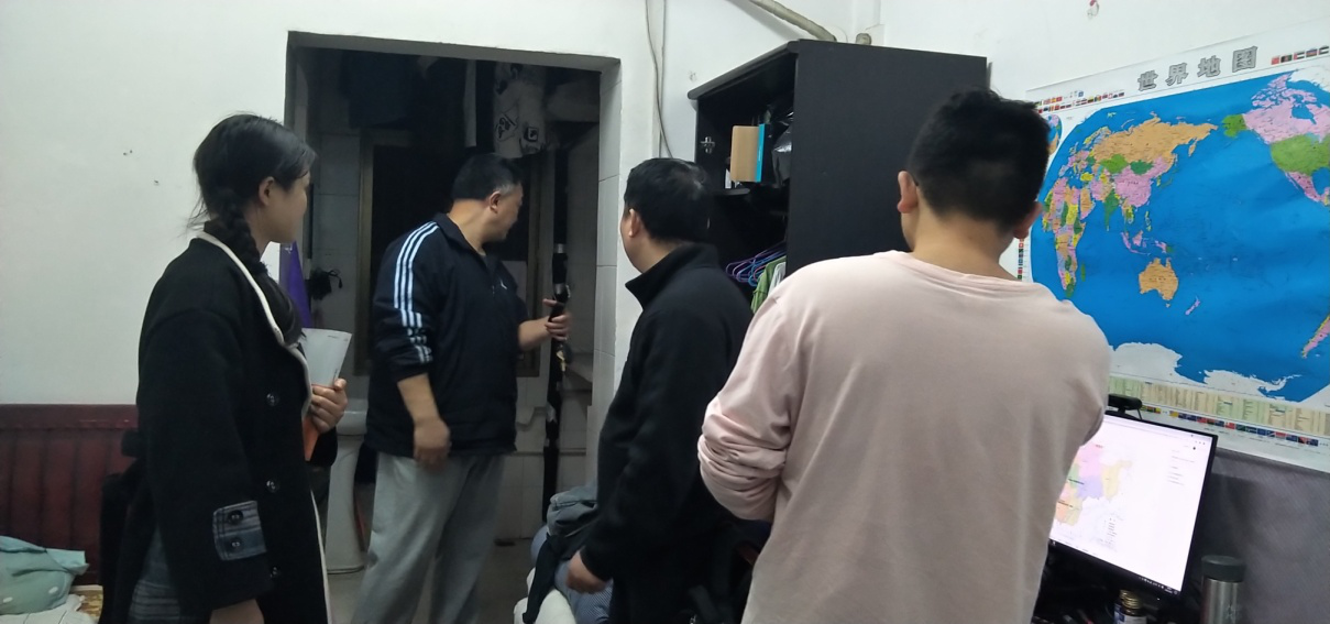 彭健民书记在研究生宿舍查看基建情况