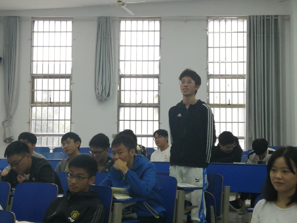 台下同学积极提问