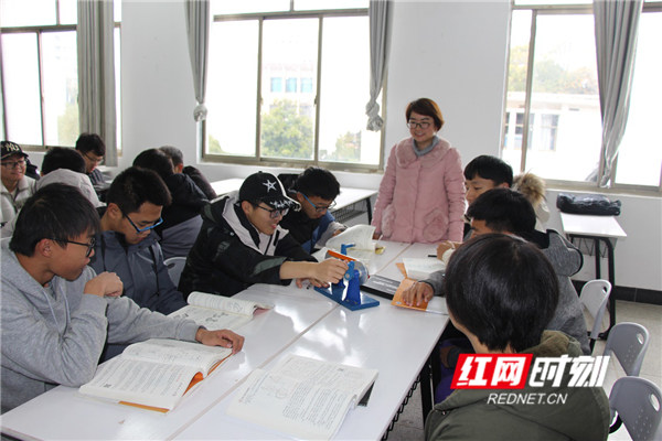 聂时君开展小组讨论式教学。