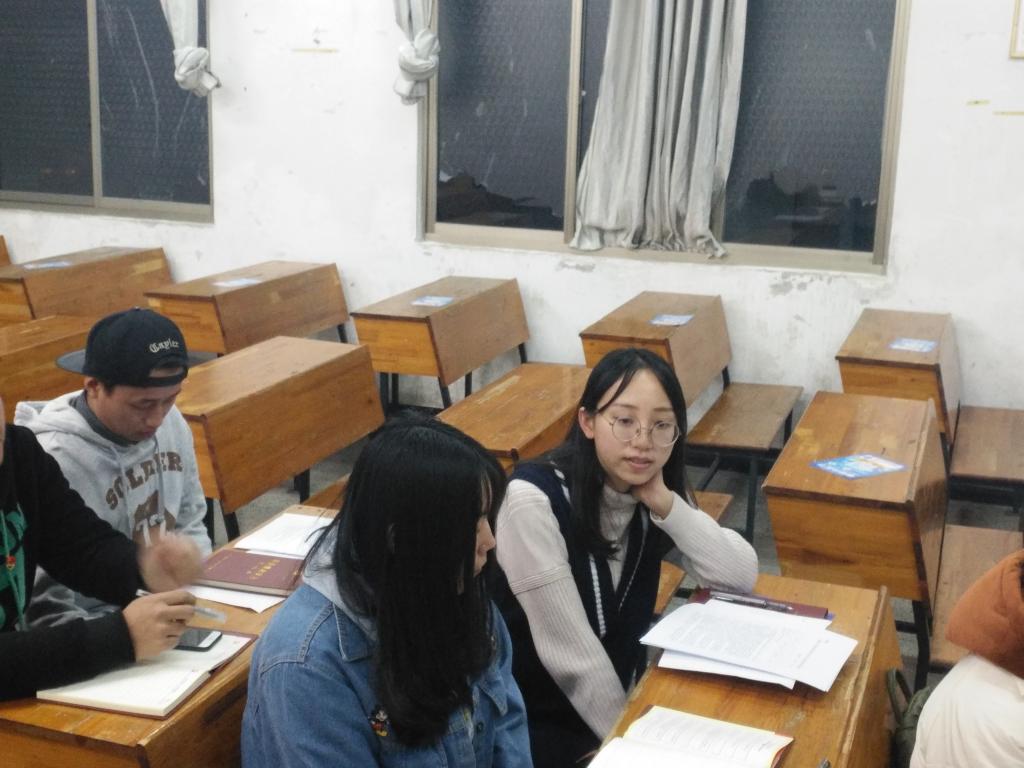党员同志进行批评与自我批评