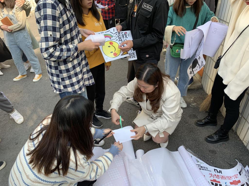 (易班发展中心主任梁琼老师现场指导如何贴墙纸)