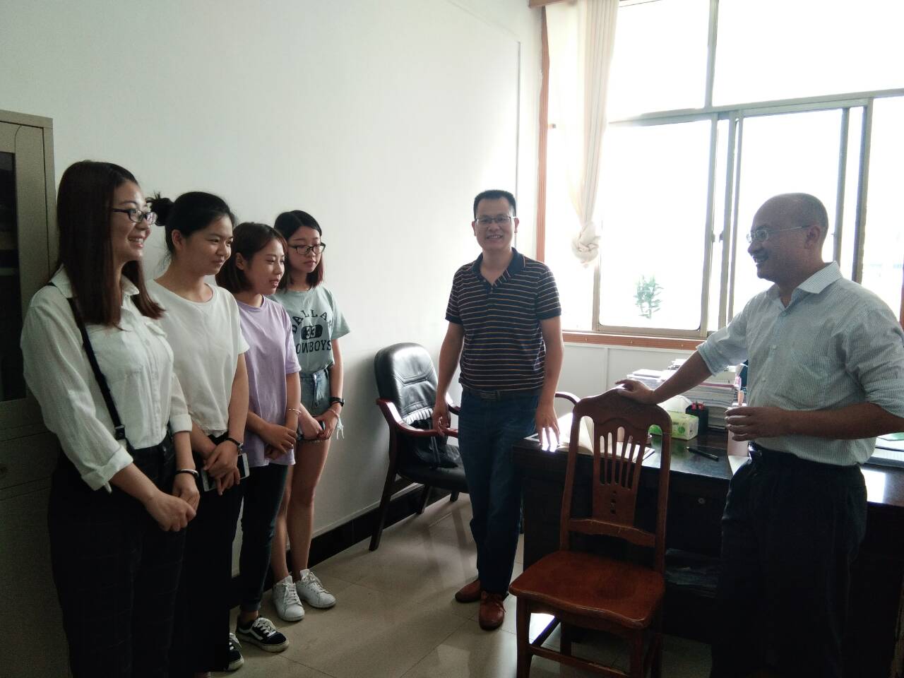 看望区委办见习的学生