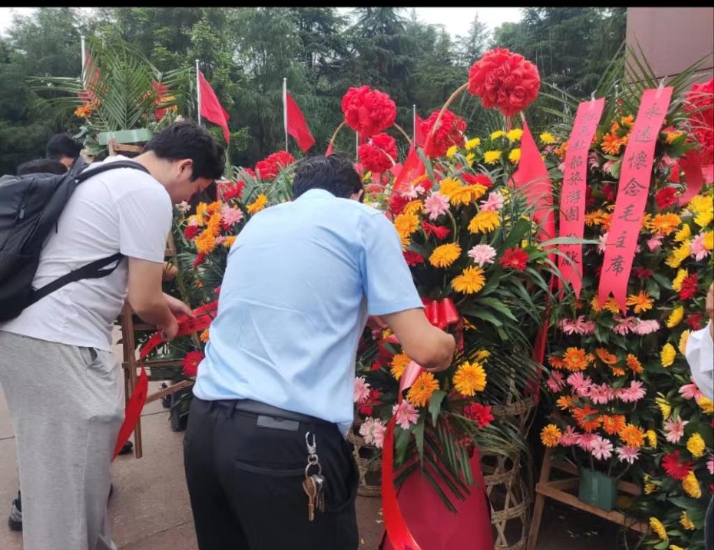 (向毛泽东铜像敬献花篮)
