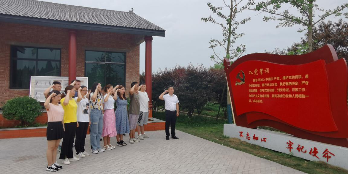 图为宣誓现场