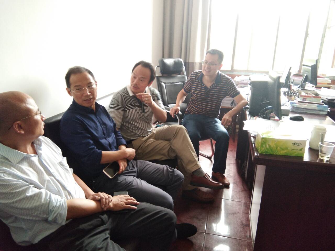 与阳胜高主任交谈