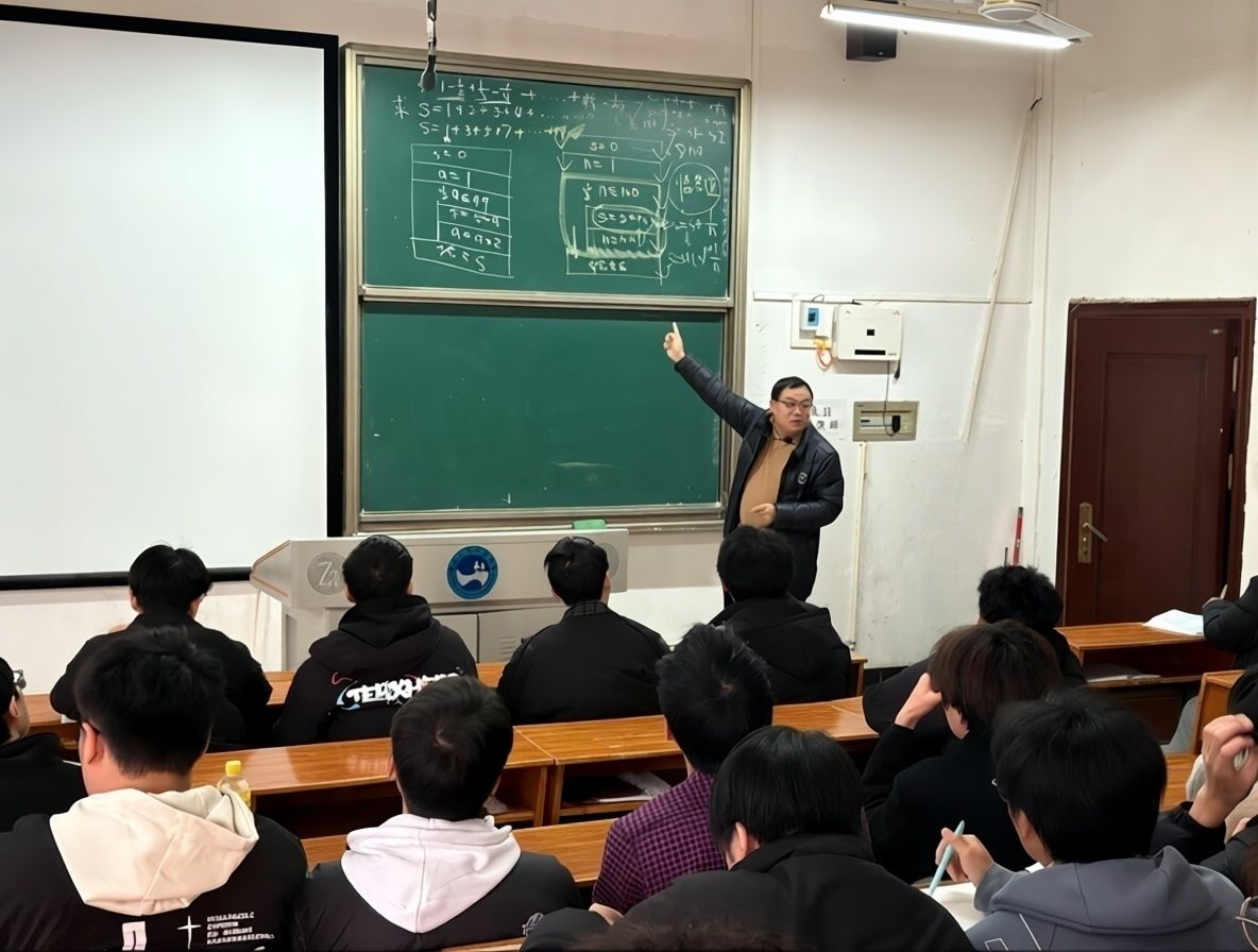 信息学院党员教师带头为学生开展课程补习