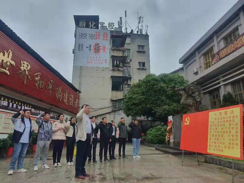 (研究生党员在彭健民部长的带领下于纪念馆前宣誓)