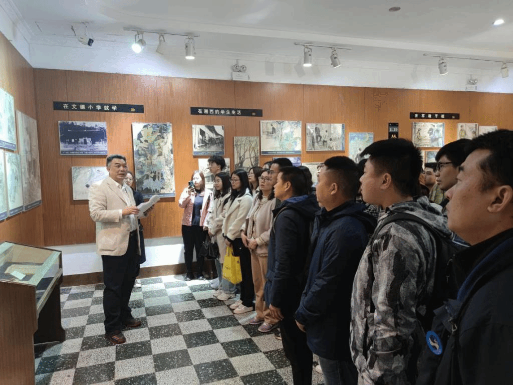 (彭健民书记在纪念馆为同学们上党课)