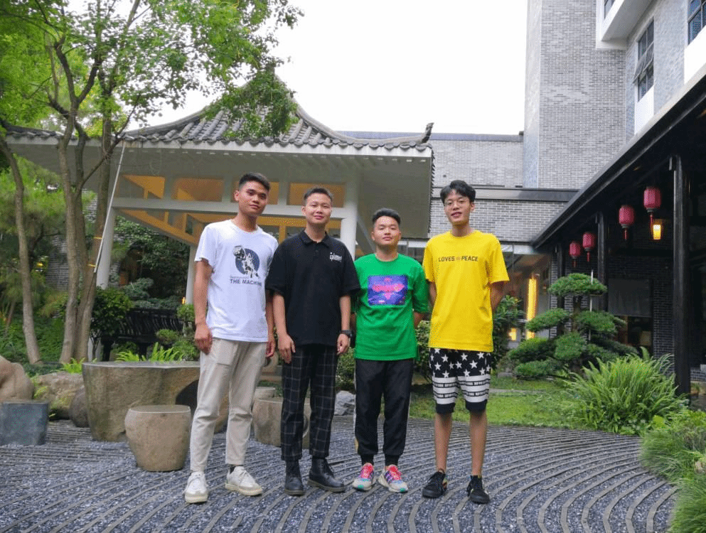 (四人毕业旅行)
