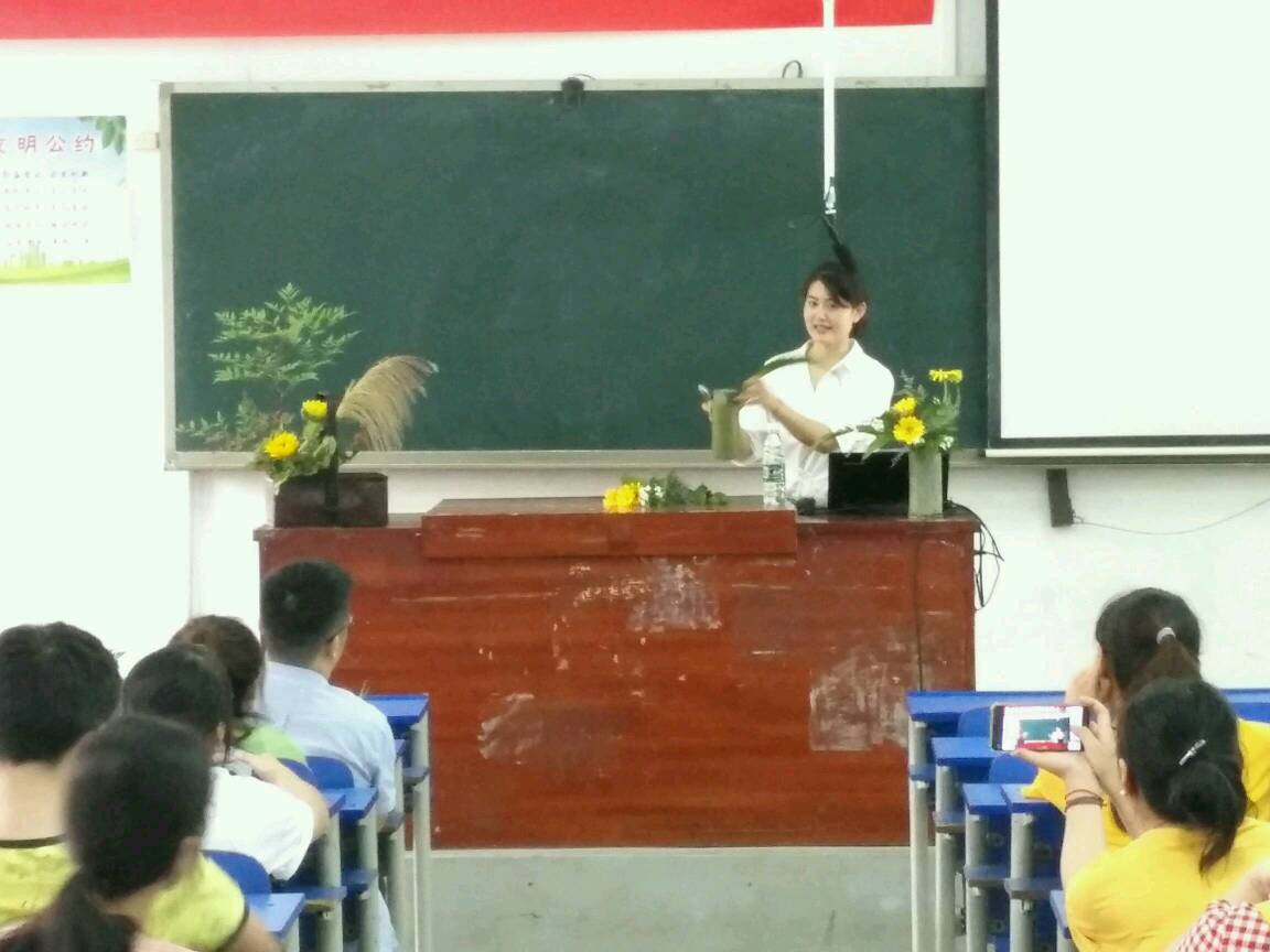 高级花艺师胡纠纠在授课