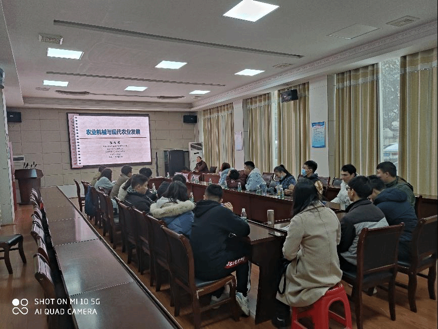 图三 在农友集团会议室听取双峰县农机技术推广中心郭主任报告