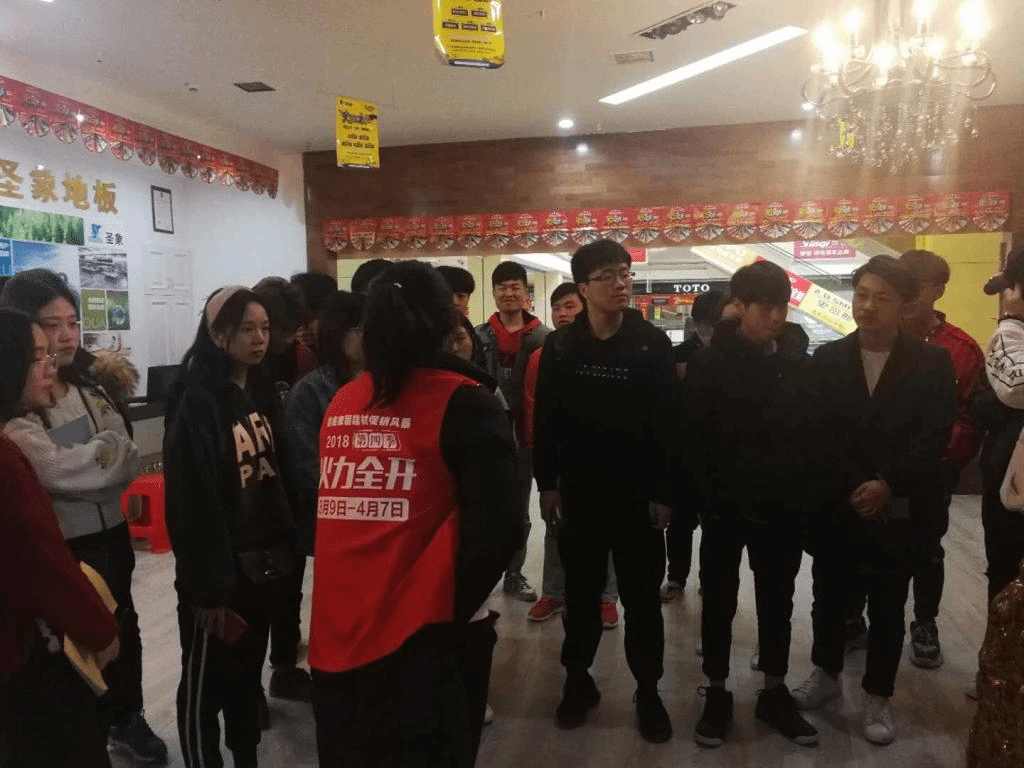 圣象地板工作人员讲解地板材料的教学现场