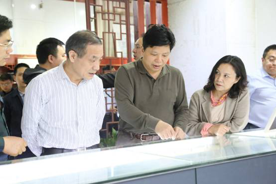 杨维刚副主任在校长刘和云的陪同下参观我院校企合作基地—娄底书画院